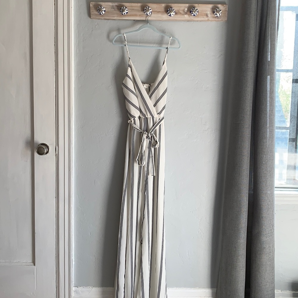 Bring on summer with this one piece stunner ! White & Navy size small jumpsuit